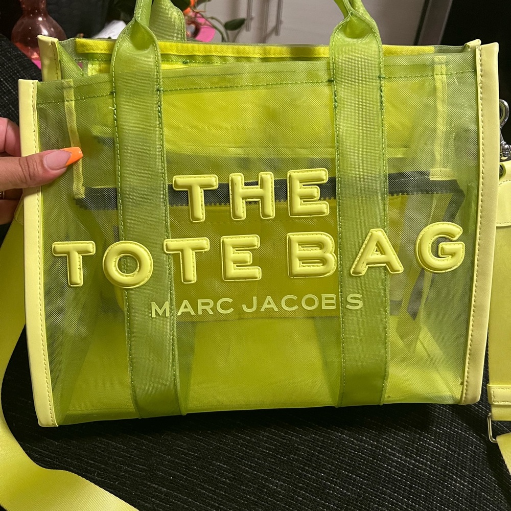 The mesh tote bag neon green
